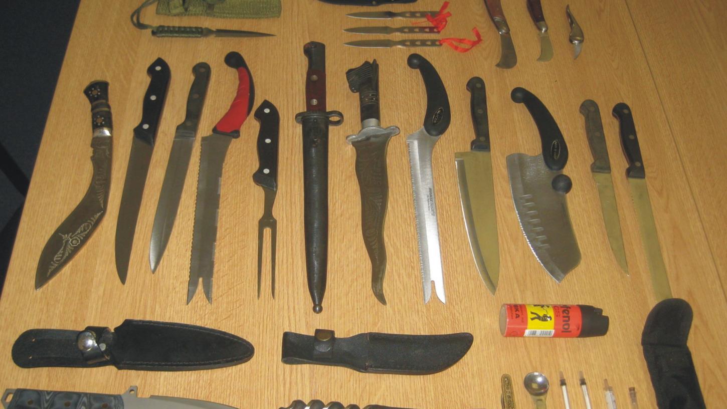 Die Sechsjährige hatte 20 Messer im Rucksack. Die Sechsjährige hatte 20 Messer im Rucksack.