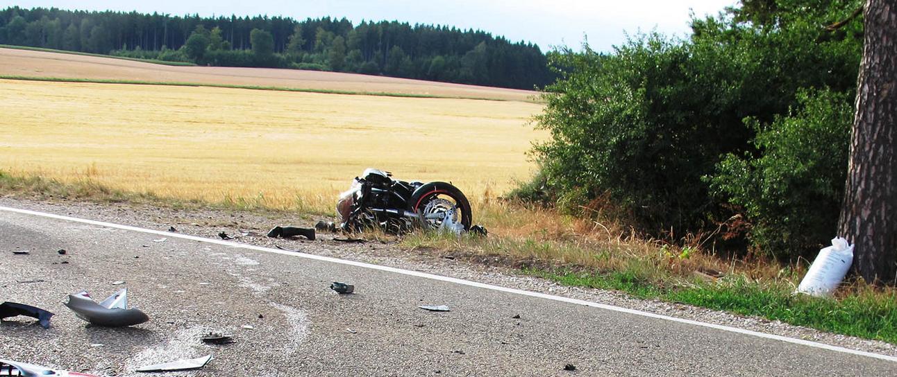 Unfall bei Greding: Motorrad fuhr frontal in den Pkw