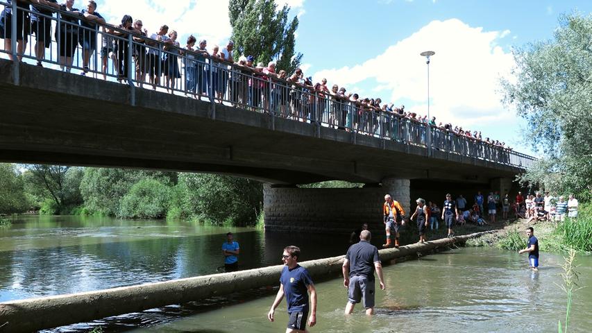 Schon vor Beginn des Dietfurter Schubkarren-Spektakels sammeln sich zahlreiche Schaulustige auf der B2-Brücke über die Altmühl.