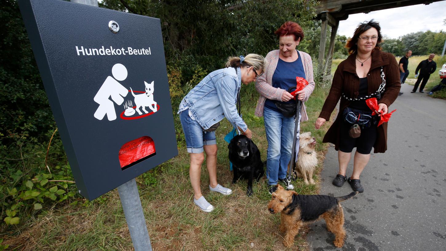 Überall im Stadtgebiet stehen die Spender für Hundekot-Beutel wie dieser.