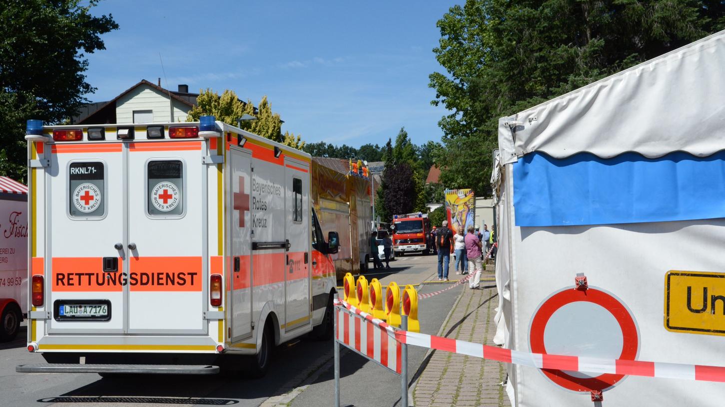 Moosbach steht nach Kärwa-Baum-Drama unter Schock Moosbach steht nach Kärwa-Baum-Drama unter Schock
