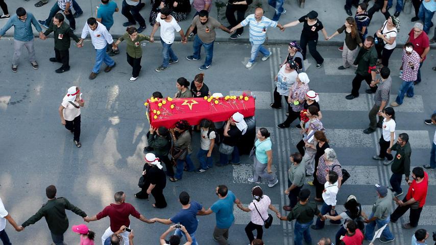 Die Beerdigung der in Gazi getöteten linksradikalen Aktivistin...