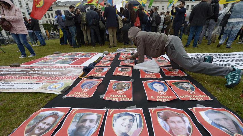 Die Protestler breiteten Bilder der Opfer des Terroranschlags von Suruc aus.