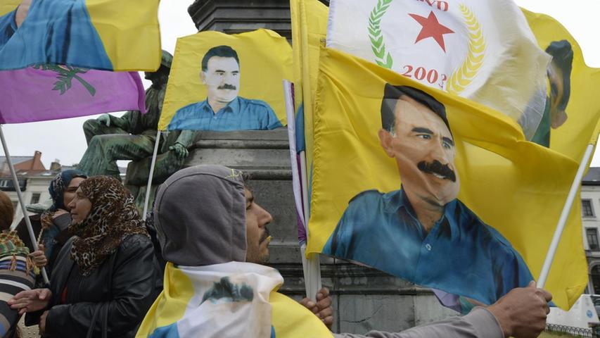 In Brüssel demonstrierten Kurden ebenso gegen die türkische Regierung. Auf Antrag Ankaras treffen sich dort die Botschafter der 28 Nato-Staaten, um über die Lage zu diskutieren.