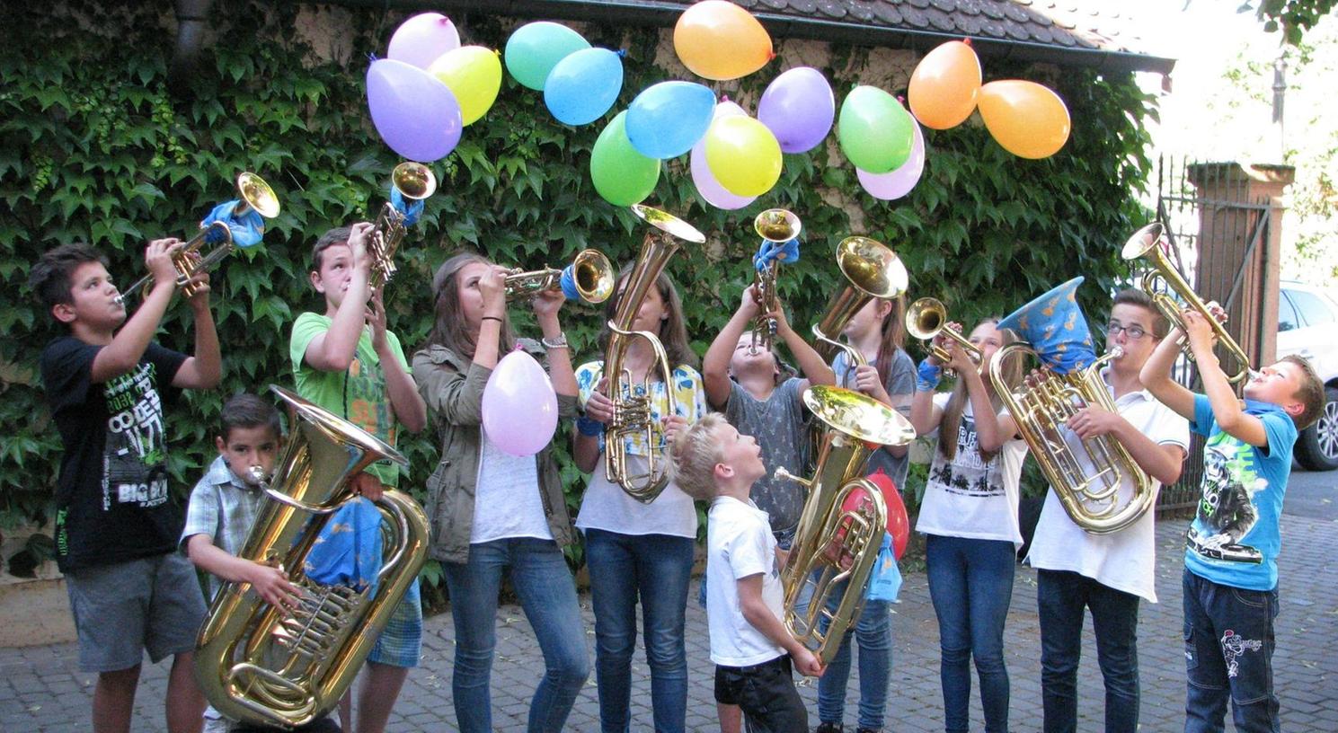 Mit einem Trick lässt die Musik die Luftballons fliegen