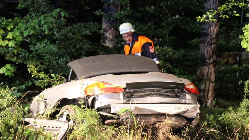 Porsche rast auf B466 gegen Baum: Fahrer tot