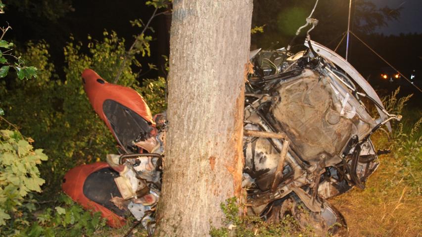 Porsche rast auf B466 gegen Baum: Fahrer tot
