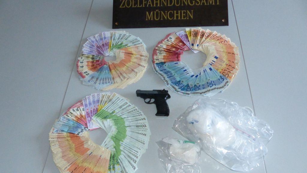 Rund 650 Gramm Kokain und 45.000 Euro Bargeld sowie eine Schreckschusswaffe haben Zollbeamte aus München sichergestellt.