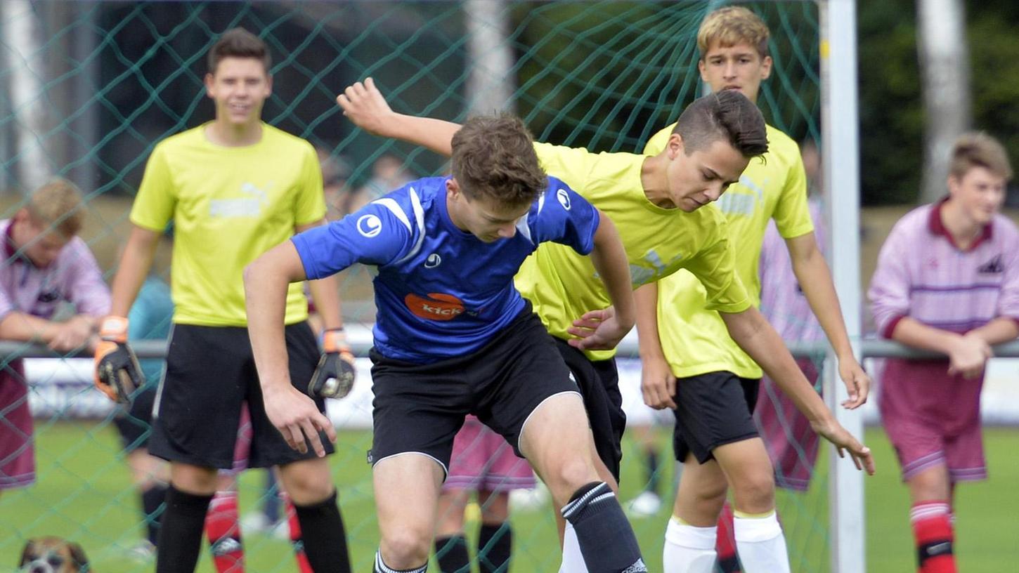 Die Werner-von-Siemens-Realschule (gelbe Trikots) hat sich bei der Mittelfränkischen Fußball-Realschulmeisterschaft Rang drei erkämpft.