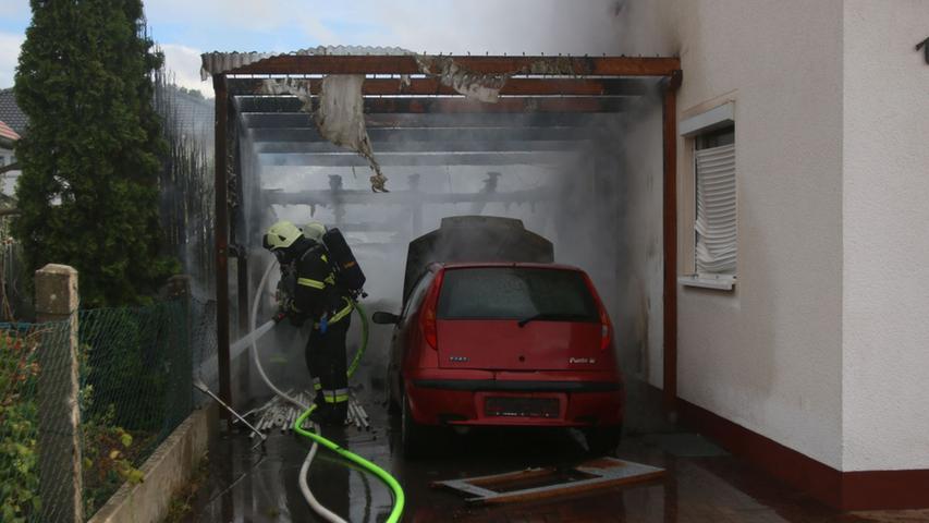 Feuerwehr löschte Brand im Carport