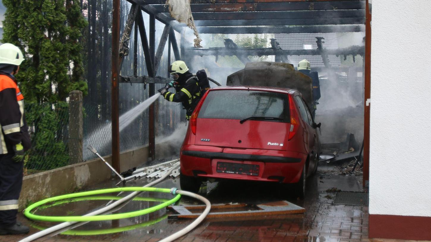 Feuerwehr löschte Brand im Carport