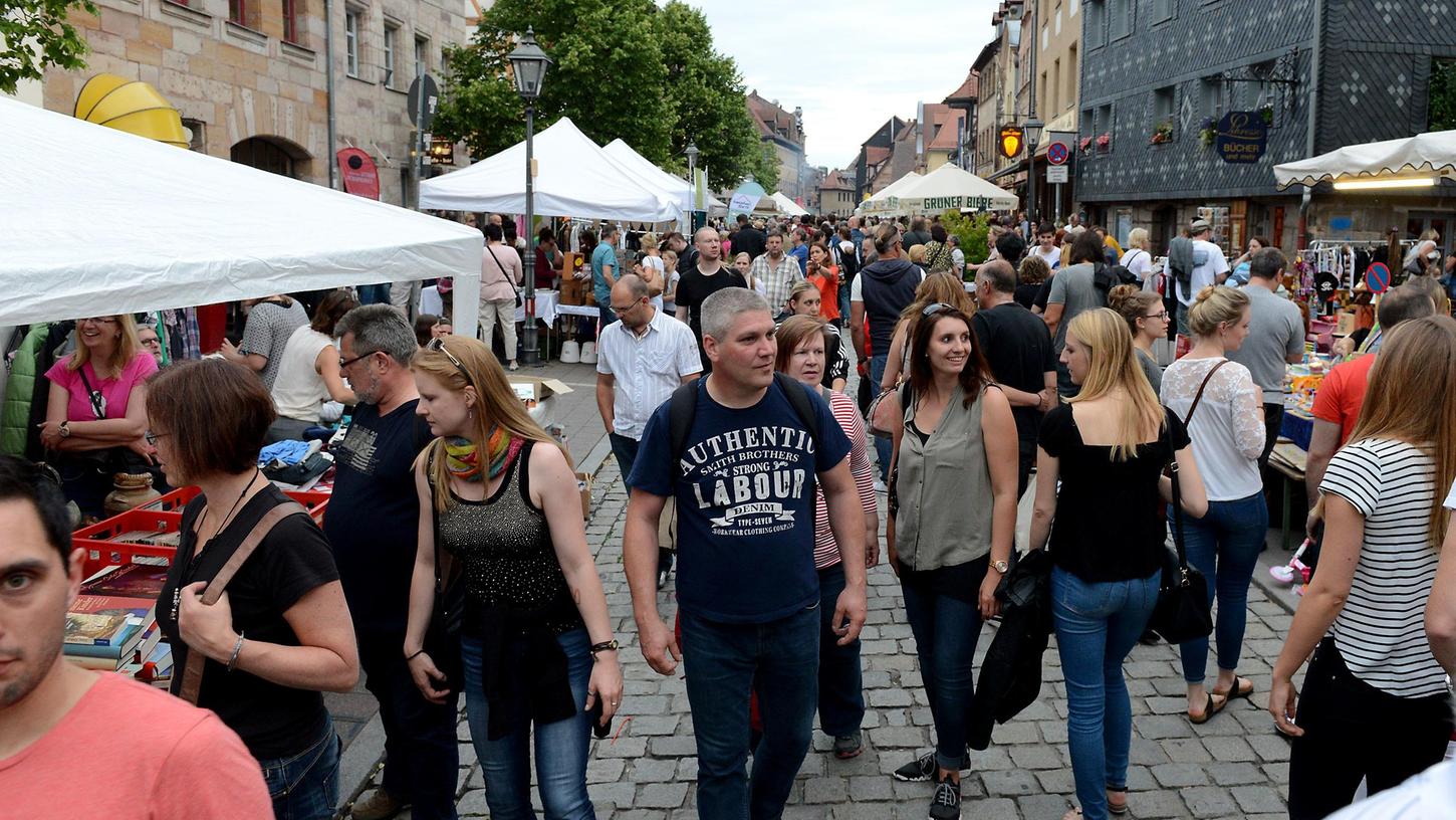 Nur noch an den beiden Grafflmarkt-Freitagen darf bis 24 Uhr im Herzen der Altstadt gefeiert werden.