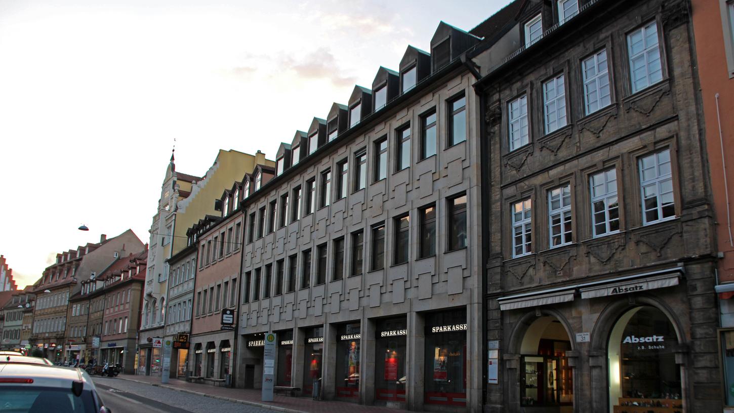 Lange Straße: Neben historischen Gebäuden steht der Sparkassenbau aus den 1970er Jahren. Jetzt hat die Sparkasse ein neues Konzept für das "Quartier an der Stadtmauer" vorgestellt.