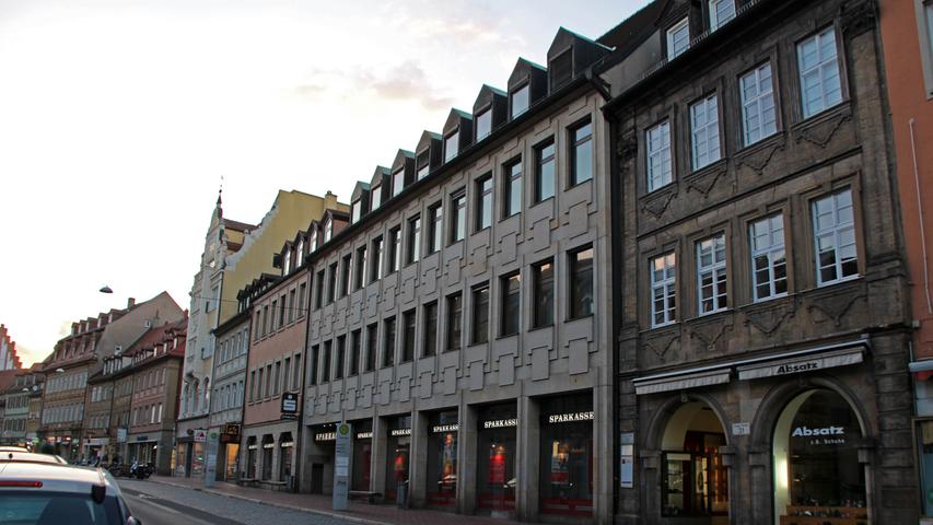 Lange Straße: Neben historischen Gebäuden steht der Sparkassenbau aus den 1970er Jahren. Die Sparkasse Bamberg kündigte bereits im letzten Jahr an, selbst in den Bau investieren zu wollen. Im Juli 2016 gab auch der Bamberger Bausenat grünes Licht für das Bauvorhaben.