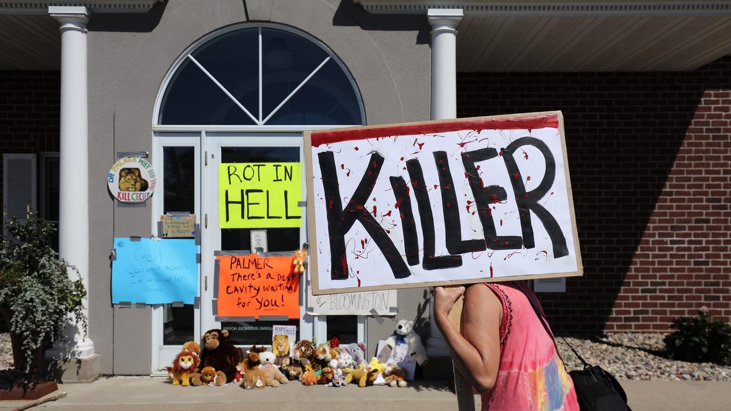 Wütende Bürger protestieren vor der Zahnarztpraxis des Jägers Palmer in Minnesota.