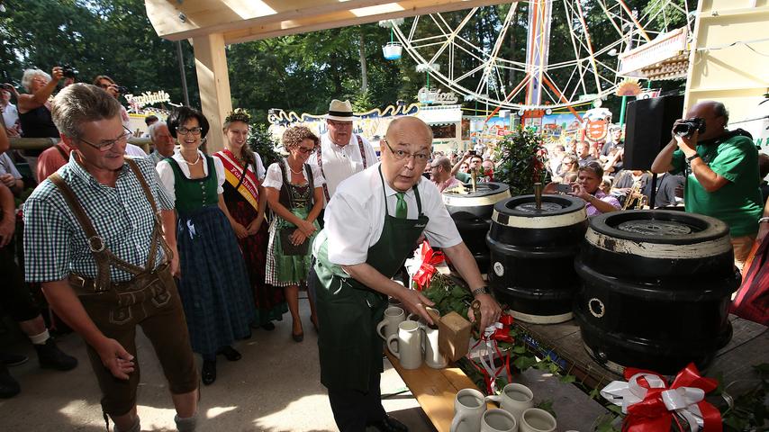 Jedes Jahr ein Höhepunkt im Bürgermeister-Alltag: Der traditionelle Bieranstich am Schindler-Keller.