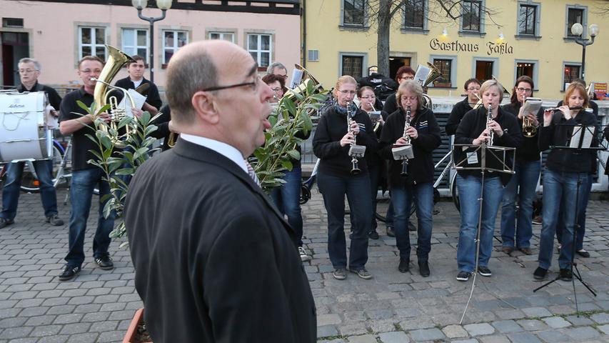 Auch der Spielmannszug von Jahn Forchheim beglückwünschte den alten und neuen OB mit einigen Musikstücken vor der alten Wache am Paradeplatz. Vor allem beim Lied der Franken sang Franz Stumpf gerne mit.