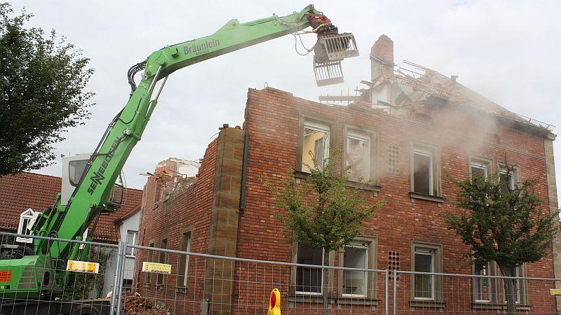 Bagger rücken altem Klinkerbau in Gunzenhausen zu Leibe