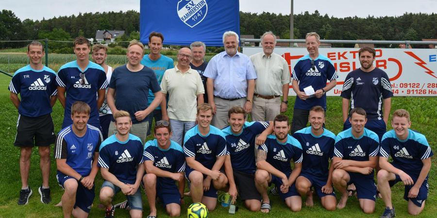 Gruppenfoto beim ersten „Tag der offenen Tür“ des SV Kammerstein im Juli 2015: Die Fußballer des SVK mit dem alten und neuen Vorsitzenden: Auf Klaus Heubeck (links neben Bürgermeister Schnell) folgte Andreas Lippert (rechts neben Landrat Eckstein).