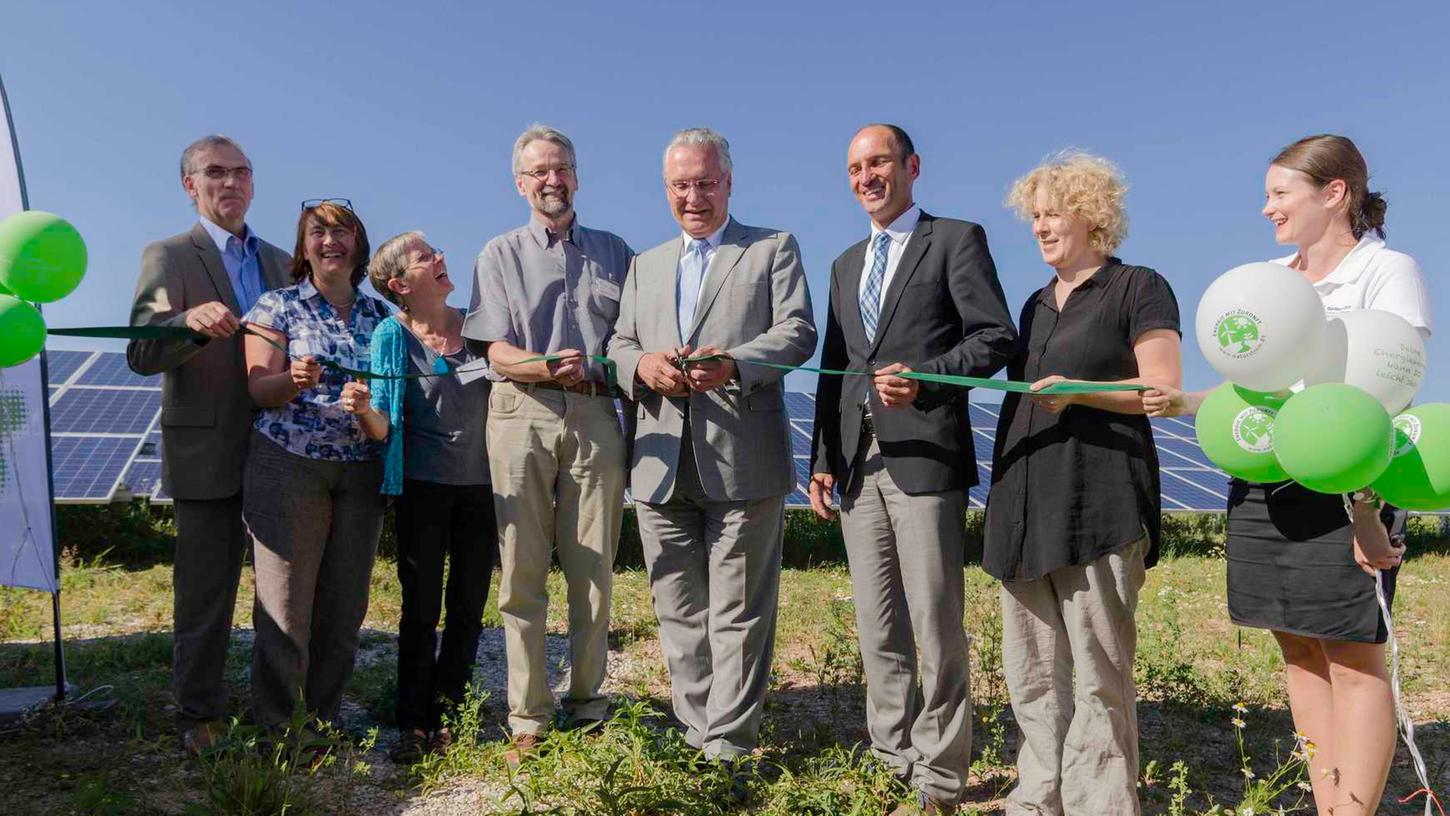 Thomas Banning, Vorstandsvorsitzender von Naturstrom (li.), weiht im Juli mit Innenminister Joachim Herrmann (4.v.re.) den Solarpark bei Uttenreuth ein.