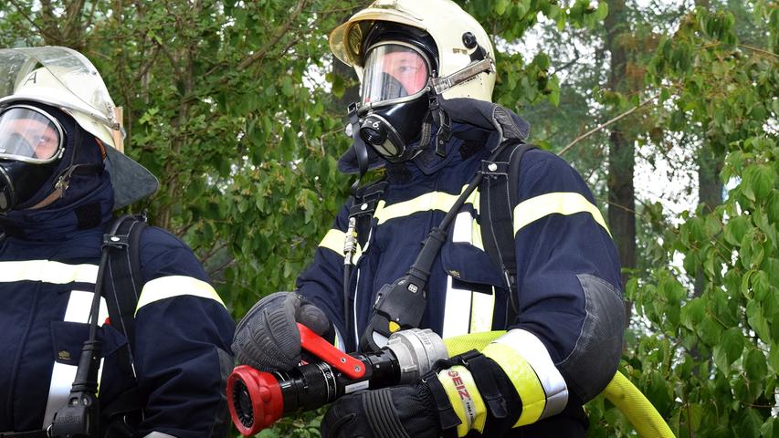 1000 Grad vor Augen: Fürther Feuerwehrler im Brandübungscontainer