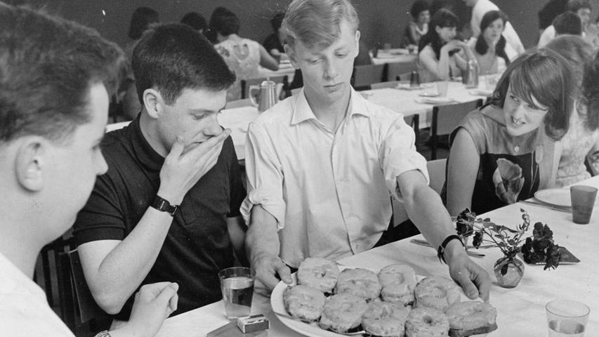 Hawaiitoasts werden auf ovalen Platten serviert und die Gäste sind erstaunt und erfreut. Hier geht es zum Artikel vom 3. August 1965: Jung-Europa gibt sich Stelldichein.