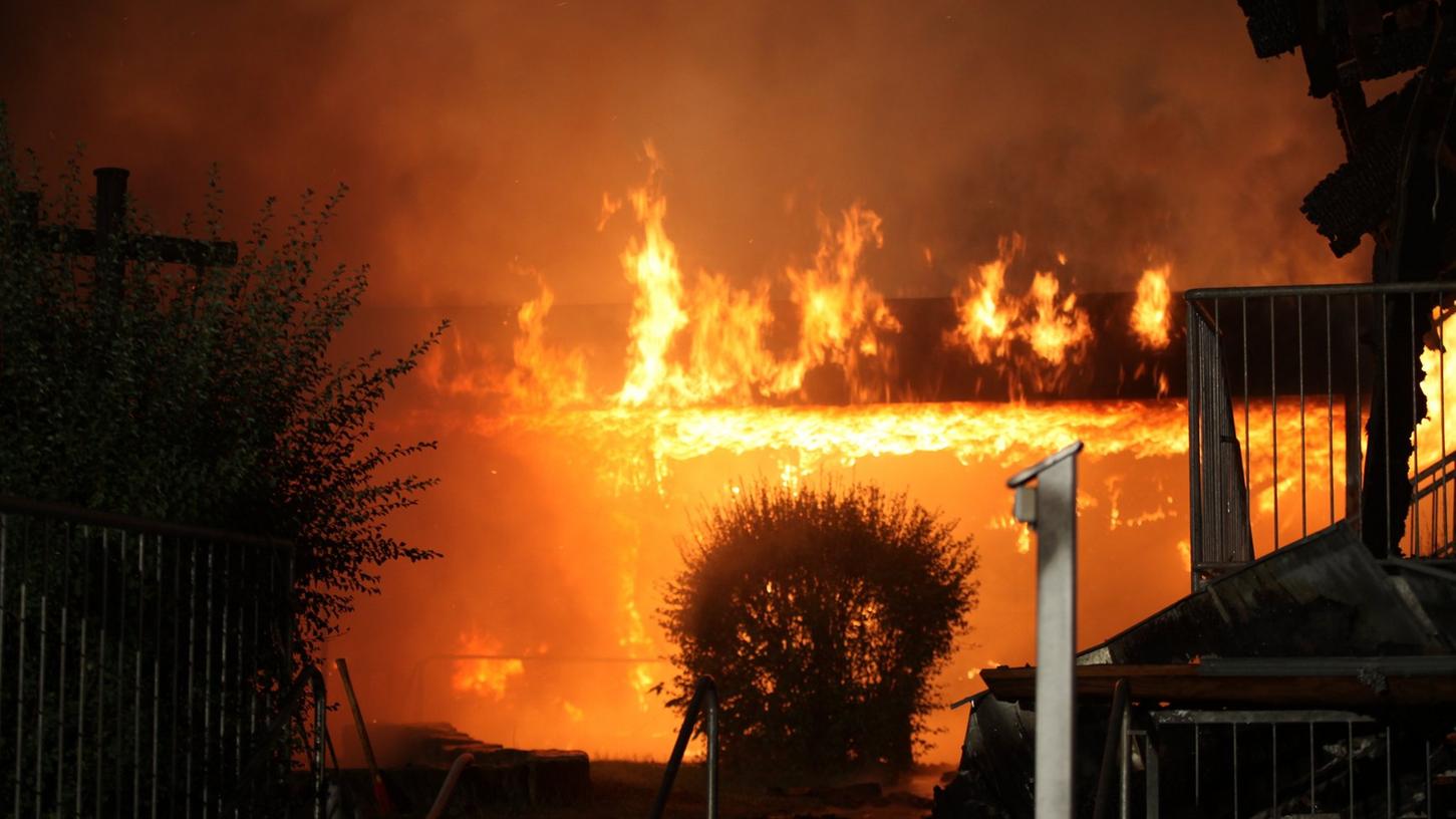 Die Feuerwehr konnte verhindern, dass die Flammen auch auf angrenzende Wohngebäude übergriffen.