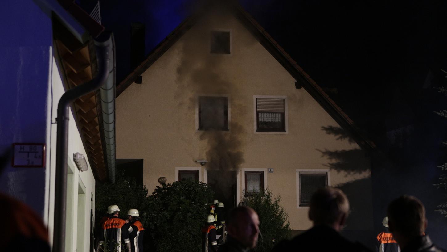 Warum das Feuer im Erdgeschoss des Einfamilienhauses ausbrach, ist noch unklar.