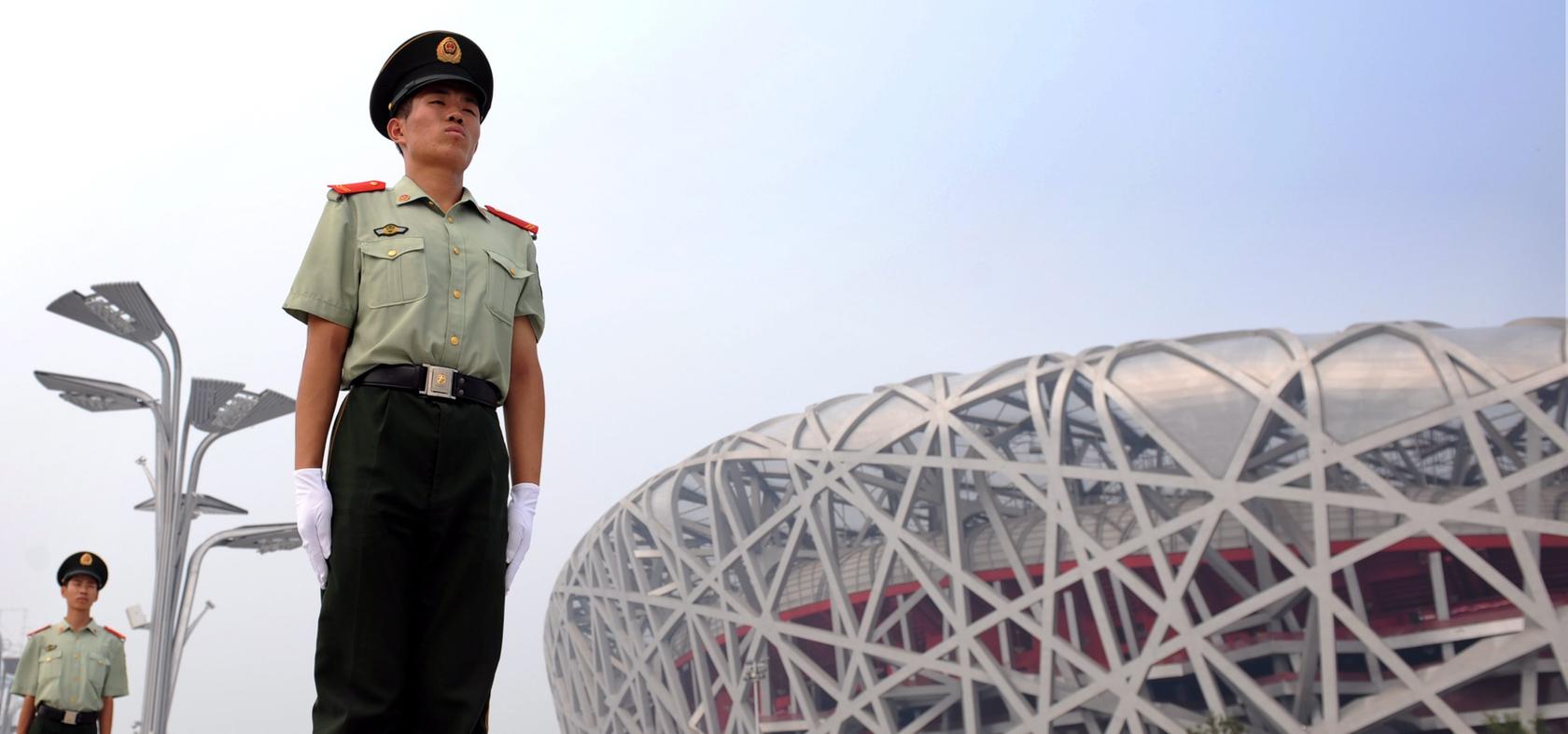 Stramm stehen für Olympia: Menschenrechtlern graut es vor den Winterspielen 2022 in Peking. Stramm stehen für Olympia: Menschenrechtlern graut es vor den Winterspielen 2022 in Peking.