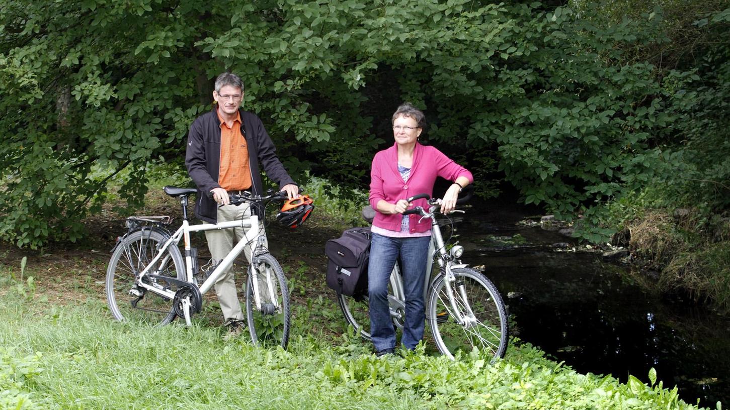 Thomas Schrollinger und Marga Keller mit dem Rad am Langwassergraben.