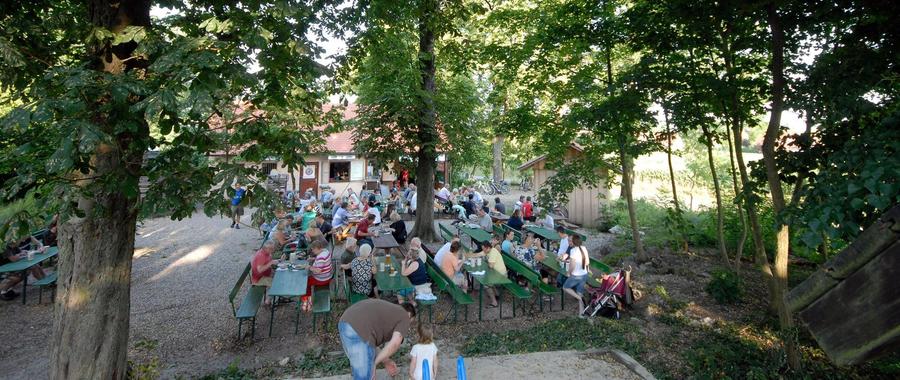 Entspannen und genießen unter Bäumen, das kann man im Felsenkeller der Brauerei Geyer in Oberreichenbach. Um den Bierkeller herum gibt es auch zahlreiche Wanderwege. brauereigasthof-geyer.de