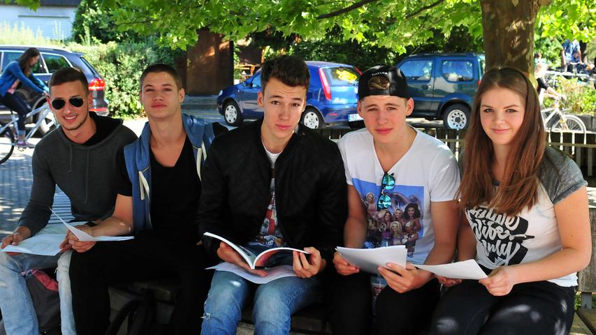 Michael (17), Victor (16), Stefan (18), Kai (17) und Paula (17, alle Ehrenbürg-Gymnasium) sind froh, dass die Ferien beginnen.