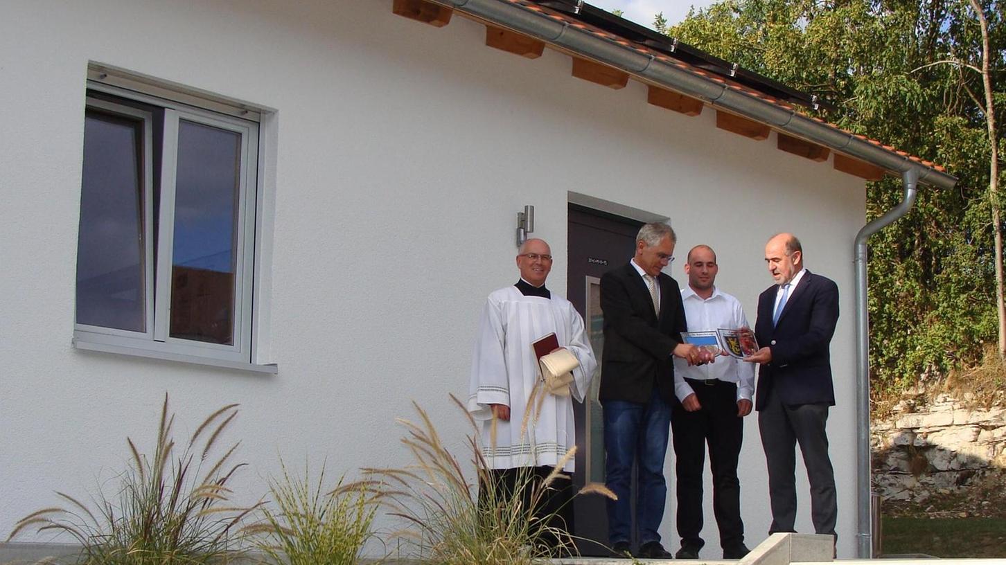Beim neuen Jugendhaus in Ernersdorf halfen alle zusammen