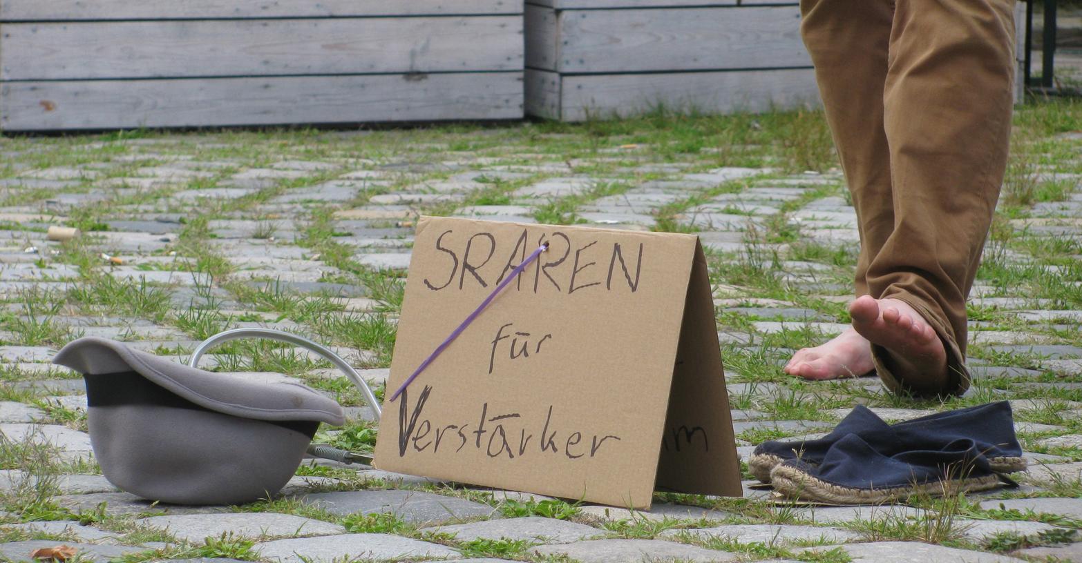 Ein Verstärker auch noch? In Nürnberg sind die für Straßenmusiker verboten. Anwohner finden: Das ist gut so. Ein Verstärker auch noch? In Nürnberg sind die für Straßenmusiker verboten. Anwohner finden: Das ist gut so.