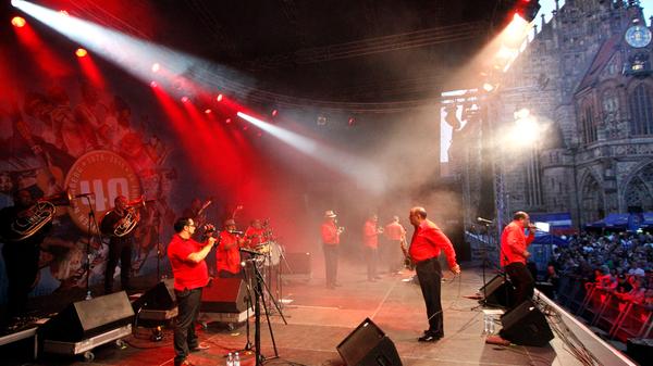 So schnell wie sie spielte keiner: Fanfare Ciocarlia, die Pioniere des Balkan Brass und der Balkan Beats. Die zwölfköpfige Brass Band aus dem Roma-Dorf Zece Prăjini im Nordosten Rumäniens sorgte 2015 für kontrolliertes Chaos vor der Frauenkirche.