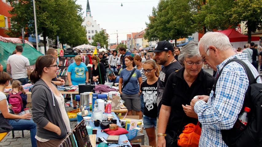 Altstadtflohmarkt in Neumarkt: Feilschen um Kunst und Krempel