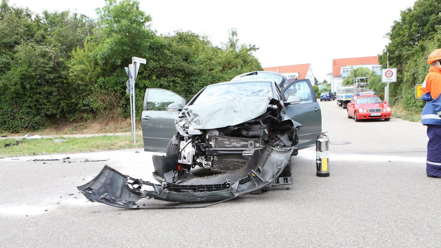 Die Fahrerin des Autos wurde bei dem Unfall wohl schwer verletzt.