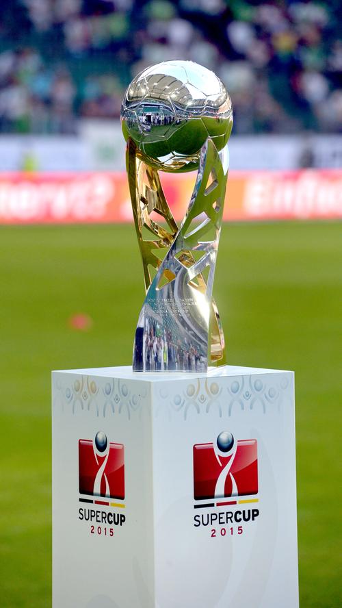 Um diesen Cup ging's: Sowohl die Bayern als auch die Wölfe schielten vor dem Spiel auf den Supercup.