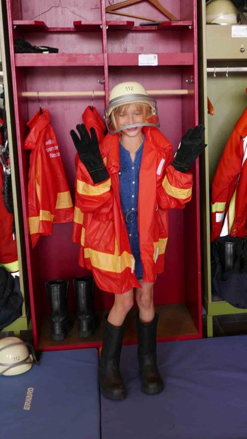 ... wie auch das Mädchen, das im Feuerwehrdress fotogen posierte.