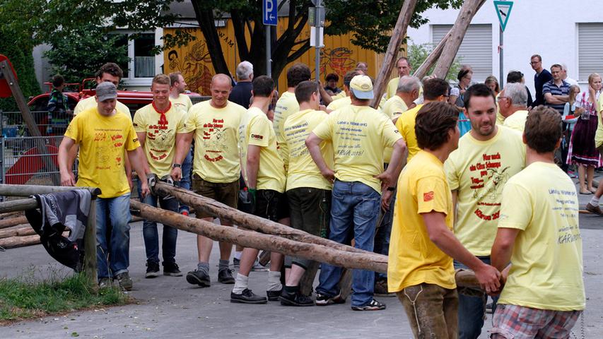 Fischbach feiert: Echte Kerle und ein Kirchweihbaum