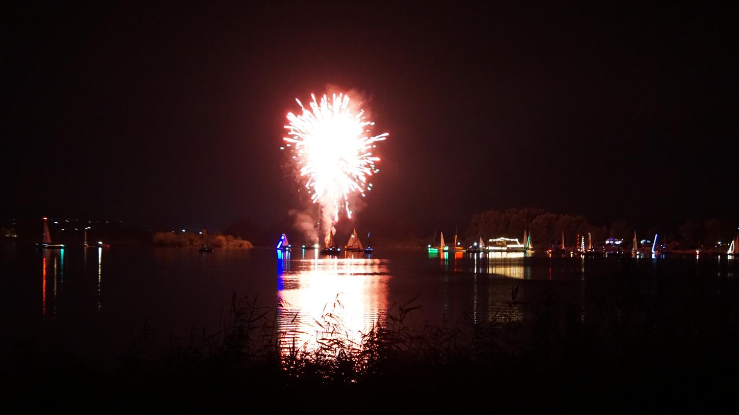 Das Feuerwerk nach Sonnenuntrgang sorgt für den "See in Flammen".