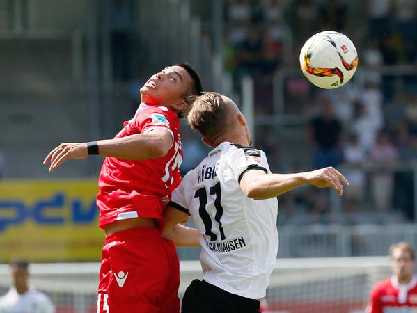 Sandhausens Florian Hübner (re.) kämpft um den Ball mit Bobby Wood von Berlin.