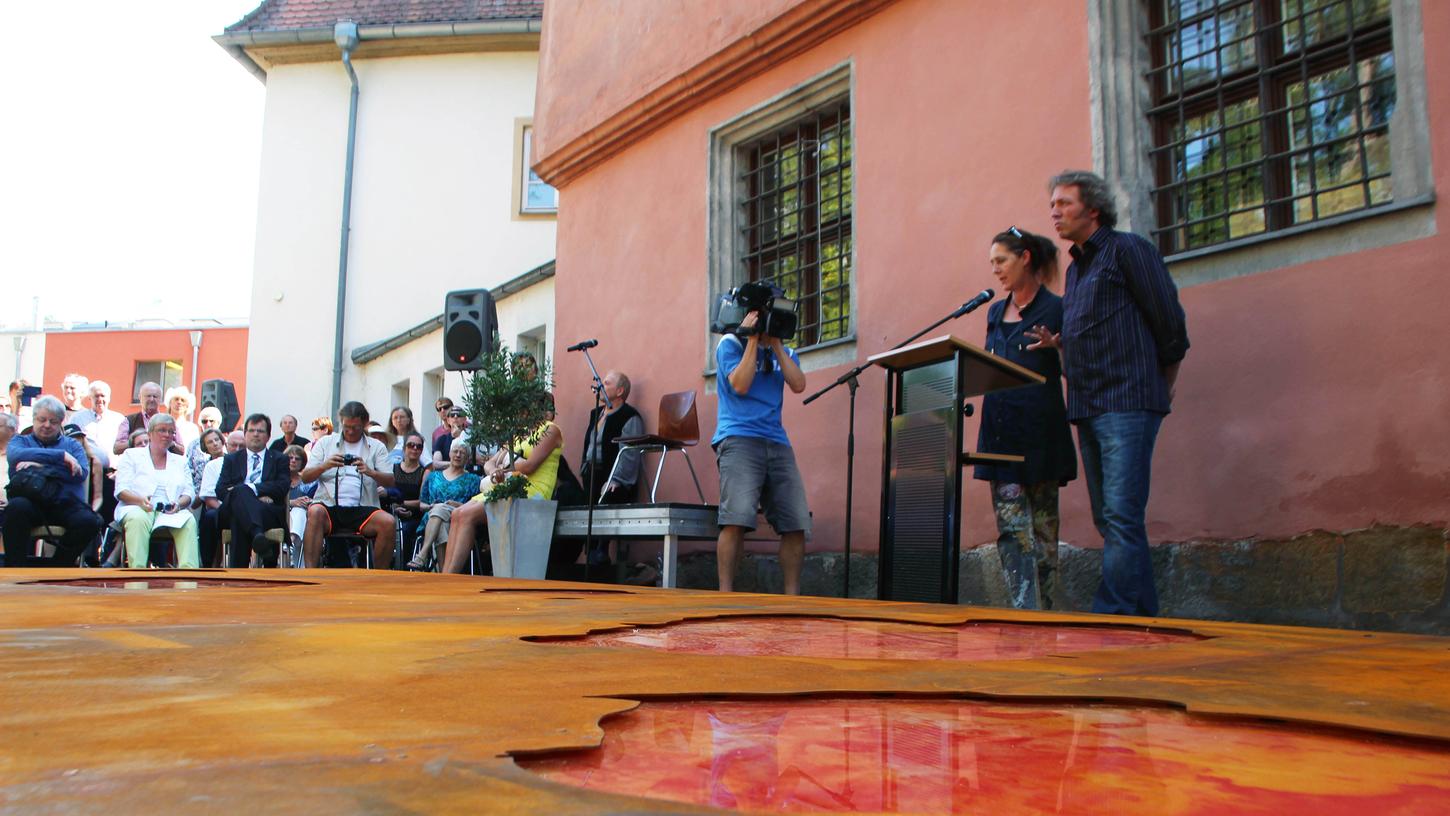 Auf der Rückseite des Schloss Geyerswörth erinnert eine Skulptur an die Hexenverfolgung. Das Künstlerpaar Miriam Giessler und Hubert Sandmann stellt das Hexenmahnmal vor. Auf der Rückseite des Schloss Geyerswörth erinnert eine Skulptur an die Hexenverfolgung. Das Künstlerpaar Miriam Giessler und Hubert Sandmann stellt das Hexenmahnmal vor.