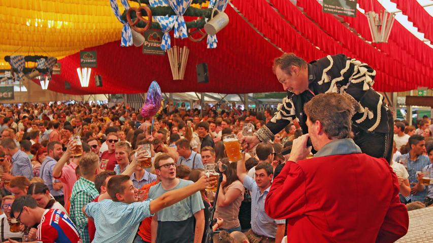 Frühschoppen auf dem Burgfest 2015: Feierwahnsinn im Festzelt 