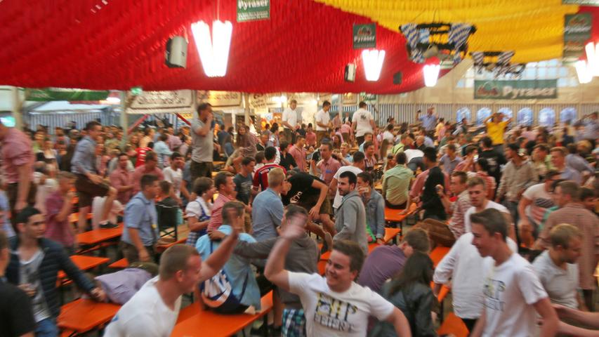 Frühschoppen auf dem Burgfest 2015: Feierwahnsinn im Festzelt 