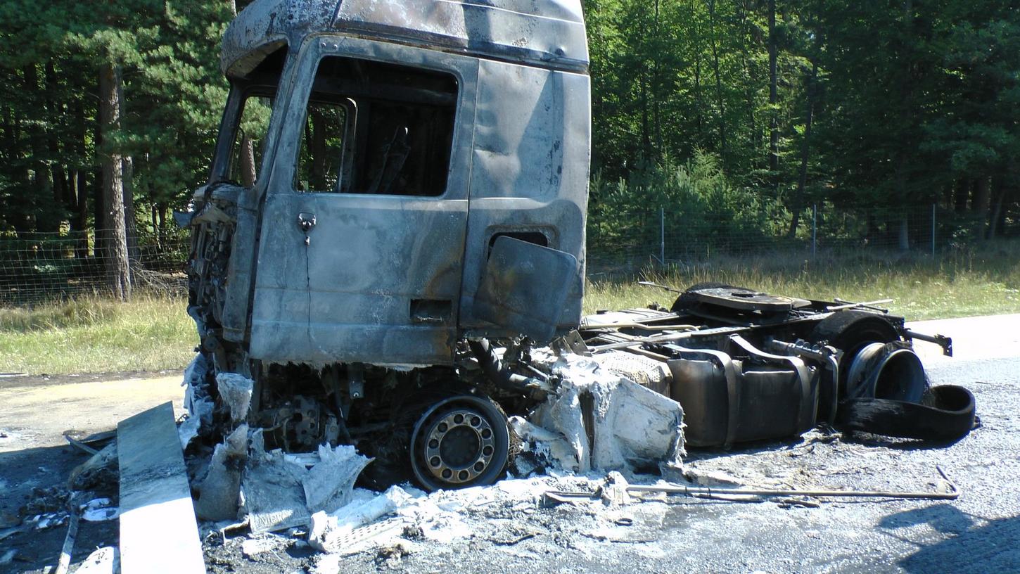 Am Montagmorgen ist eine Sattelzugmaschine nach einem Lkw-Unfall vollständig ausgebrannt.