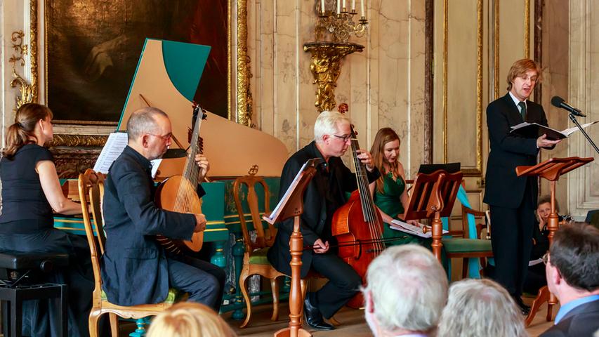 Bei "Bach auf dem Sofa" im Prunksaal der Ansbacher Residenz mit der Sopranistin Dorothee Mields, dem Tenor Jan Kobow und dem "United Continuo Service".