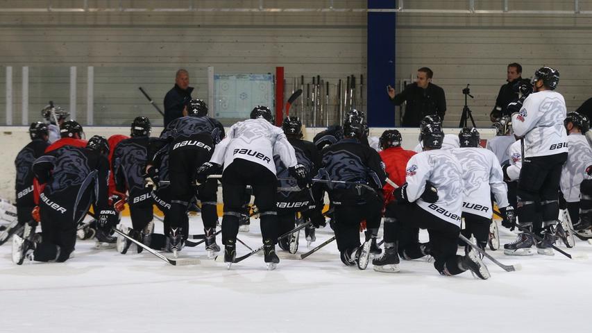 Die Zeit ohne Eishockey ist endlich vorbei: Am Dienstag starteten die Thomas Sabo Ice Tigers in die Vorbereitung auf die am 11. September beginnende DEL-Saison 2015/16. Sechs schweißtreibende Wochen liegen nun vor der Mannschaft von Trainer Rob Wilson. Wir haben die Bilder.