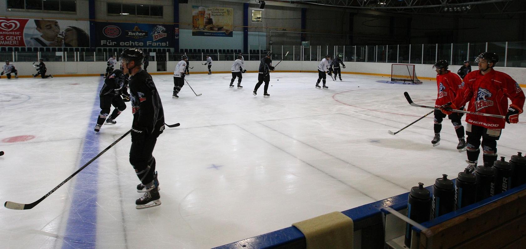 Endlich glüht das Eis am Kurt-Leucht-Weg wieder: Mit einer ersten Einheit läuteten die Ice Tigers die neue Eishockey-Saison ein.