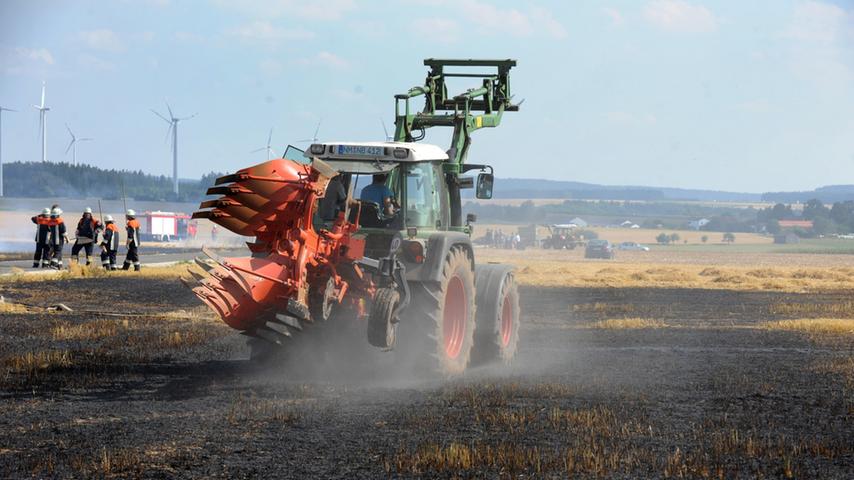 Strohballenpresse fängt Feuer: Traktor brennt aus